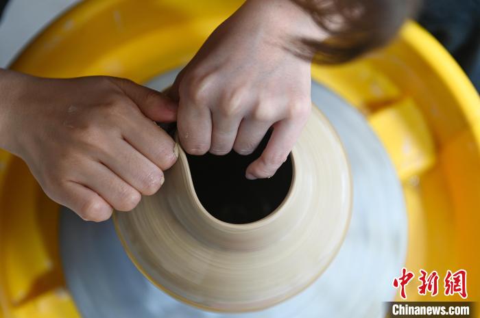 图为孙天舒在制作辽瓷,拉坯工艺。 于海洋 摄 图为孙天舒在制作辽瓷,拉坯工艺。 于海洋 摄