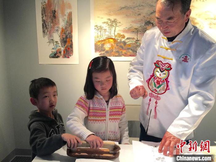 图为邰立平现场指导儿童体验制作年画。 受访者供图 图为邰立平现场指导儿童体验制作年画。 受访者供图