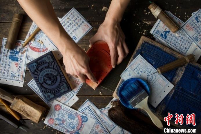 古稀非遗传承人“一刀一版”刻印年画近三千块版凝“匠心”坚守