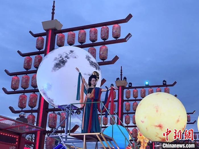 吉林避暑“不夜城”人气旺游客尽享“慢生活”