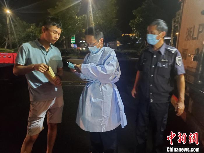执法部门严厉打击非法销售 李明 摄