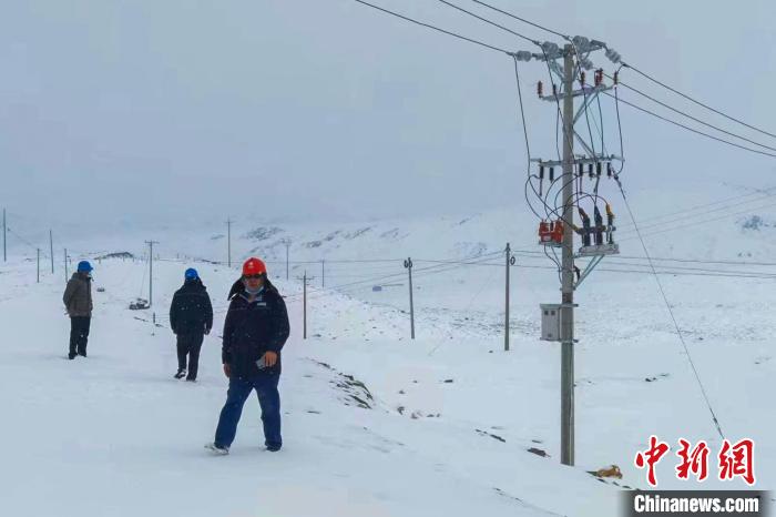 西藏山南错那县电力工作人员巡护线路。 国网西藏电力有限公司 供图 西藏山南错那县电力工作人员巡护线路。 国网西藏电力有限公司 供图