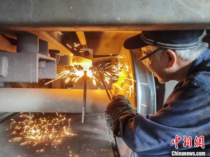 胡智锋正在进行切割作业 魏焕祥 摄 胡智锋正在进行切割作业 魏焕祥 摄