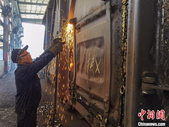 胡智锋正在进行切割作业 魏焕祥 摄 胡智锋正在进行切割作业 魏焕祥 摄