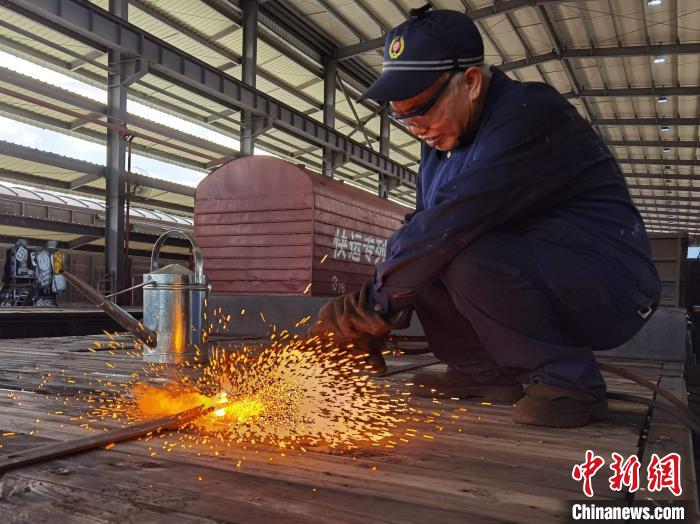铁路货车检修库里的“火枪手”:不惧“烤”验!