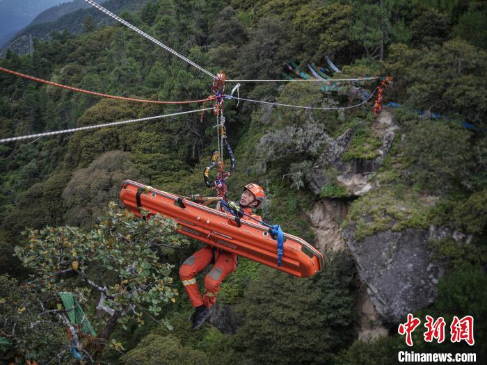救援实战训练的横渡现场。 西绕拉翁 摄 救援实战训练的横渡现场。 西绕拉翁 摄