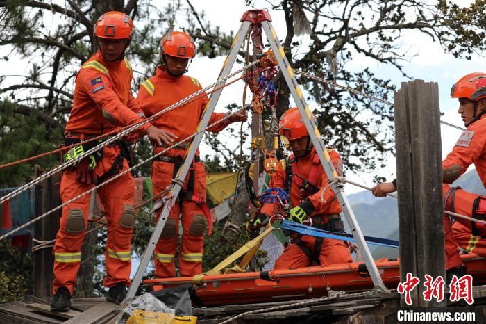 消防员在三脚架设置锚点。 西绕拉翁 摄 消防员在三脚架设置锚点。 西绕拉翁 摄