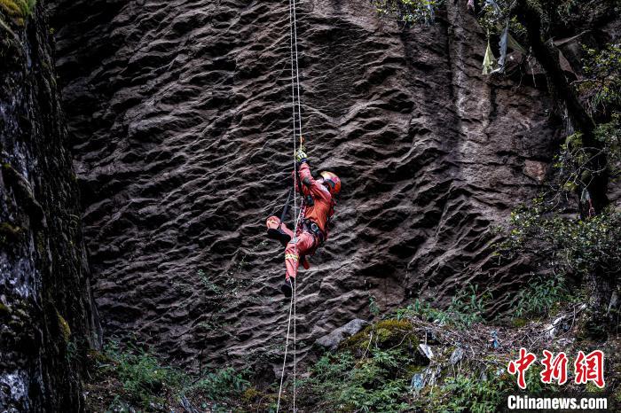 救援实战训练中,消防员垂直攀爬。 西绕拉翁 摄 救援实战训练中,消防员垂直攀爬。 西绕拉翁 摄