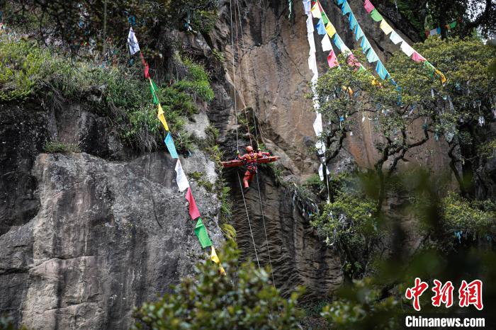 救援实战训练中消防员将被困人员垂直提拉至安全位置。 西绕拉翁 摄 救援实战训练中消防员将被困人员垂直提拉至安全位置。 西绕拉翁 摄