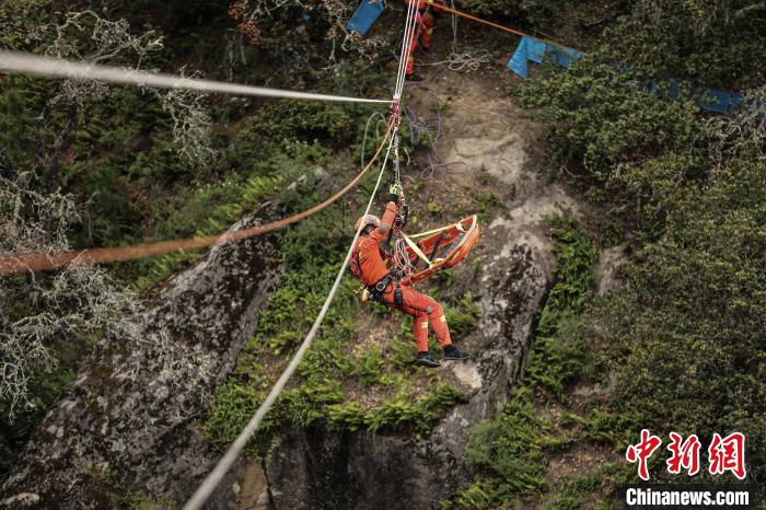 救援实战训练中消防员T型救援。 西绕拉翁 摄 救援实战训练中消防员T型救援。 西绕拉翁 摄