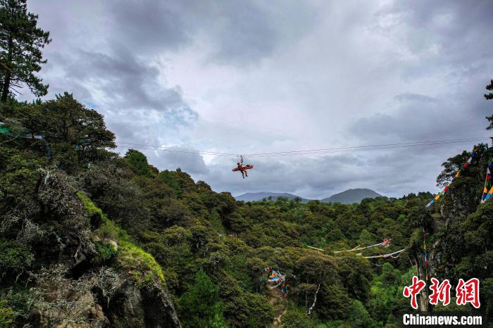 救援实战训练中,消防员在云中漫步。 西绕拉翁 摄 救援实战训练中,消防员在云中漫步。 西绕拉翁 摄