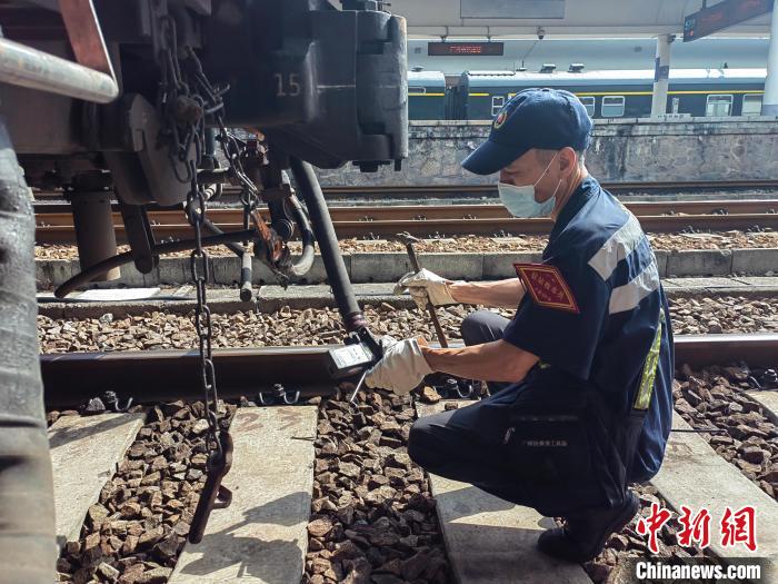 谢伟明核对车辆尾部风压 丁阳华 摄 谢伟明核对车辆尾部风压 丁阳华 摄