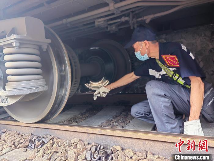 谢伟明检查车辆内侧闸片是否贴近制动盘 丁阳华 摄 谢伟明检查车辆内侧闸片是否贴近制动盘 丁阳华 摄