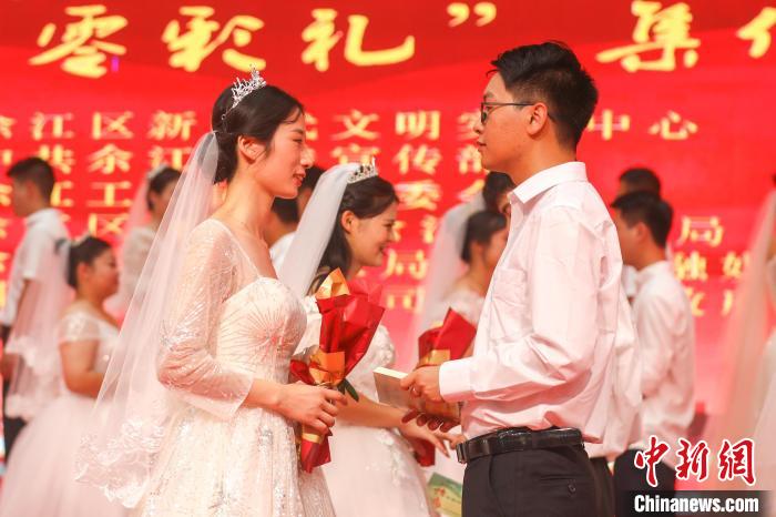 江西余江36对新人卸下“甜蜜负担”引领文明婚俗