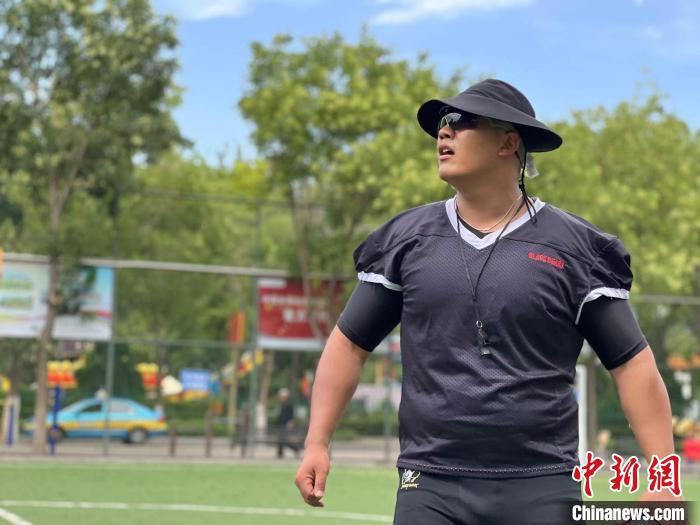 队长“黑熊”指导球队训练。　李嘉诚 摄