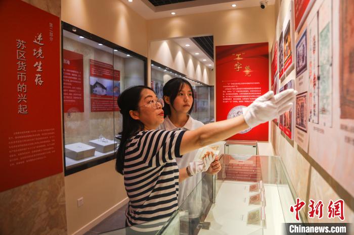 守护“红色货币”这件事成了金家三代人的使命,金花的14岁的女儿黄若兰也时常来馆内参与讲解工作。 刘力鑫 摄 守护“红色货币”这件事成了金家三代人的使命,金花的14岁的女儿黄若兰也时常来馆内参与讲解工作。 刘力鑫 摄