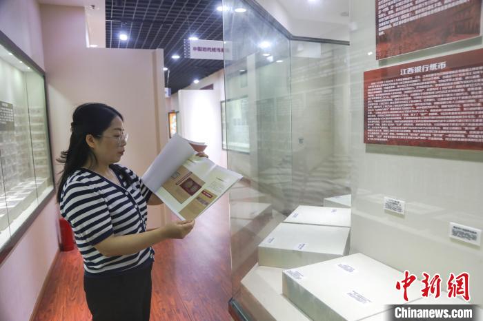 图为金花正在介绍文物的相关资料。 刘力鑫 摄 图为金花正在介绍文物的相关资料。 刘力鑫 摄