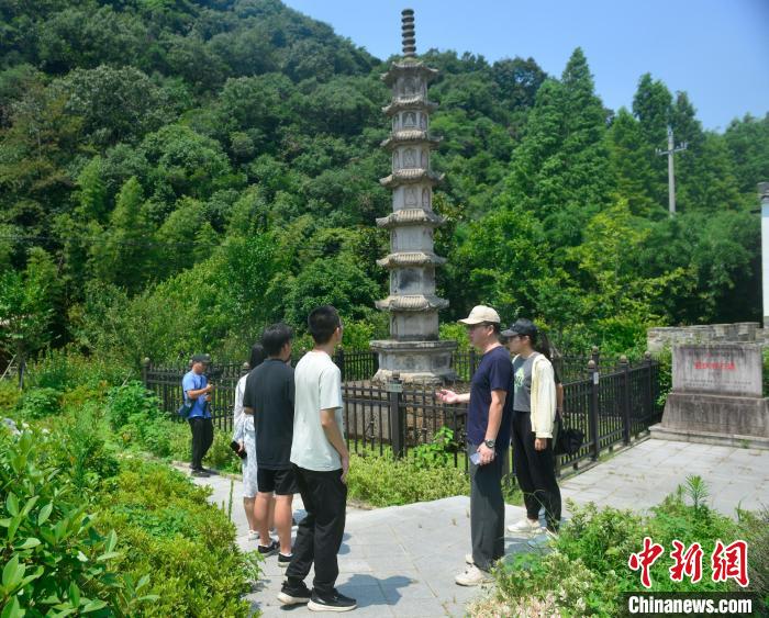 老白(右二)为乡村运营体验师介绍洪村文旅资源。 孙新尖 摄 老白(右二)为乡村运营体验师介绍洪村文旅资源。 孙新尖 摄