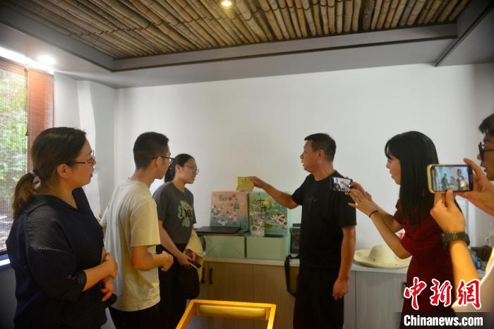 洪村村书记蒋贤福为乡村运营体验师介绍洪村农文旅产品。 孙新尖 摄 洪村村书记蒋贤福为乡村运营体验师介绍洪村农文旅产品。 孙新尖 摄