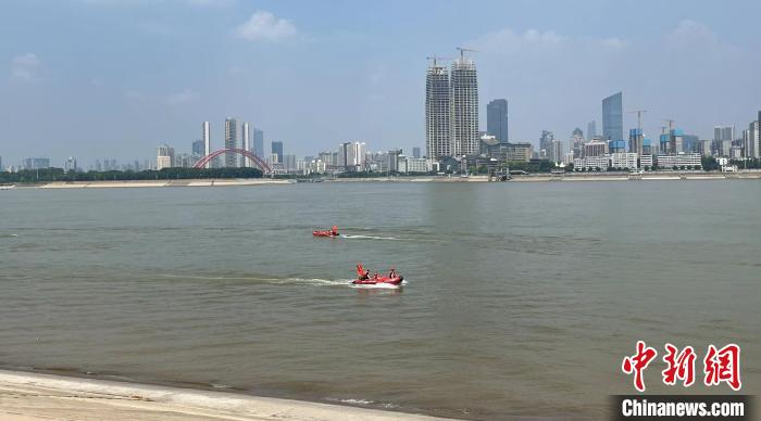 图为武汉市武昌区退役军人“长江卫士”志愿服务队1日正在开展演练 武一力 摄