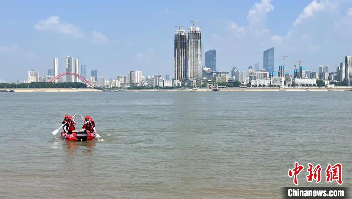 图为武汉市武昌区退役军人“长江卫士”志愿服务队1日正在开展演练 武一力 摄