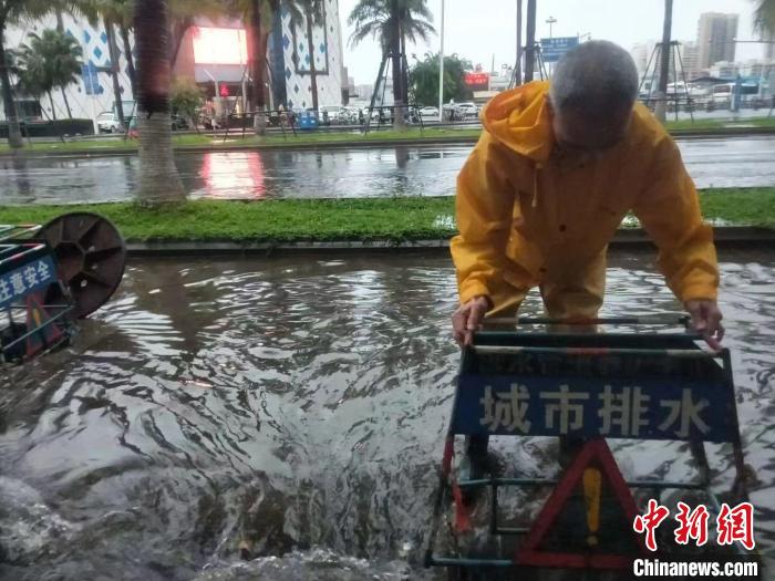 图为陈清琪在台风天气中排水。 陈清琪供图 图为陈清琪在台风天气中排水。 陈清琪供图
