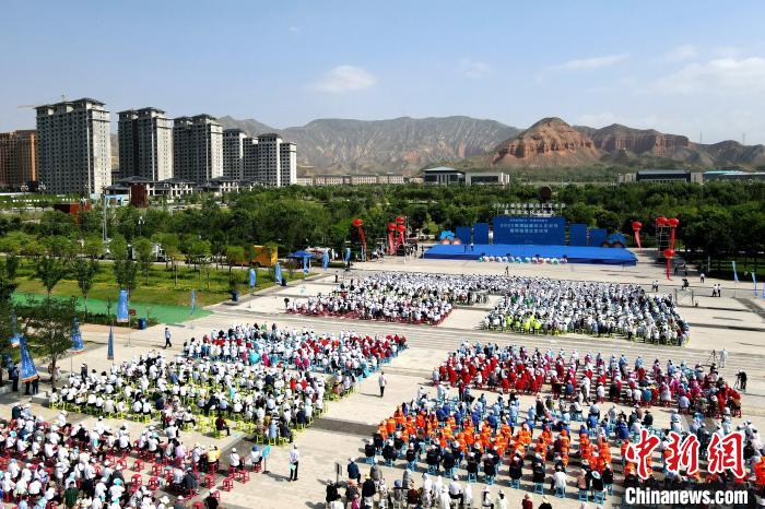 图为2022青海丝路花儿艺术节暨河湟文化艺术节开幕。　李隽 摄