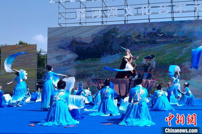 图为开幕式文艺演出现场。　李隽 摄