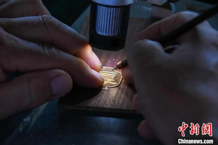 河北微雕手艺人“刀笔生花”方寸之间展乾坤