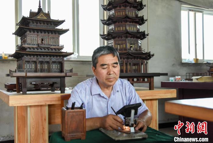 张树增在创作中。 赵亮 摄 张树增在创作中。 赵亮 摄