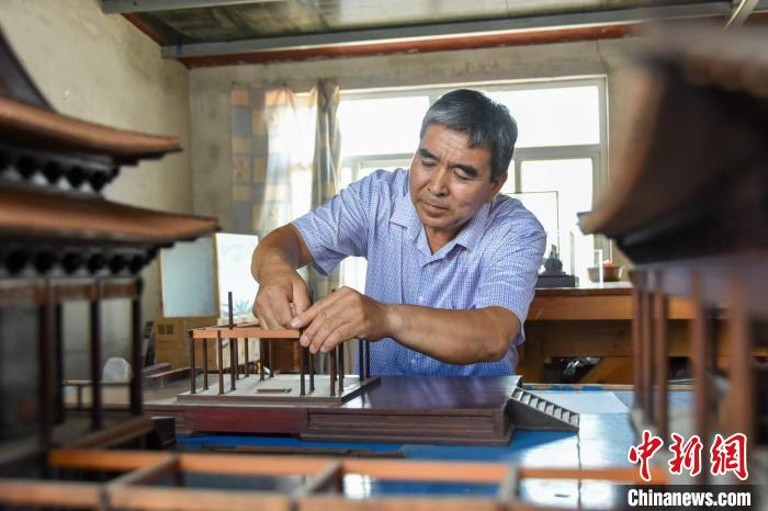 张树增在创作微雕作品。 赵亮 摄 张树增在创作微雕作品。 赵亮 摄