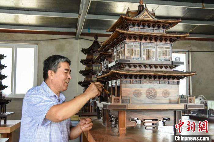 张树增创作的微雕古建筑作品。 赵亮 摄 张树增创作的微雕古建筑作品。 赵亮 摄