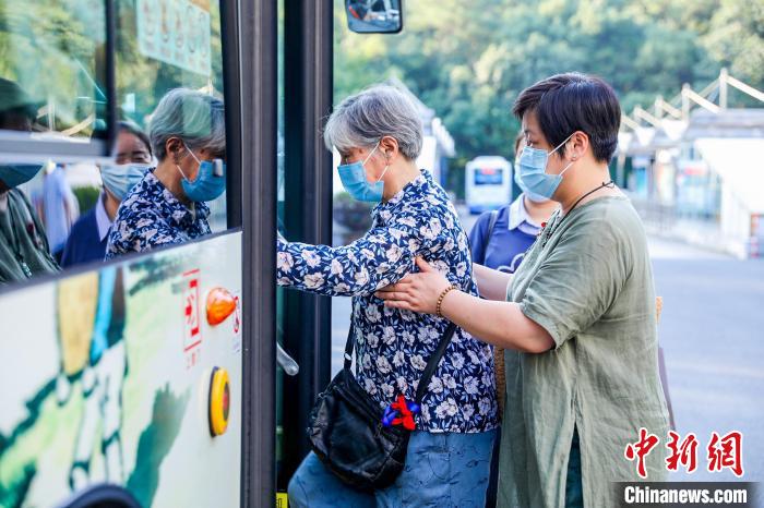 乘客体验“慈孝公交”活动。 主办方供图 乘客体验“慈孝公交”活动。 主办方供图