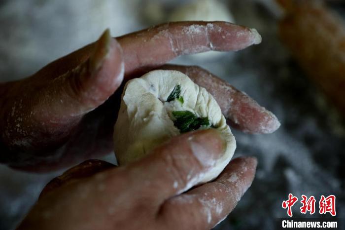 应晓伟对于烧饼用料从不马虎 吴建勋 摄 摄 应晓伟对于烧饼用料从不马虎 吴建勋 摄 摄