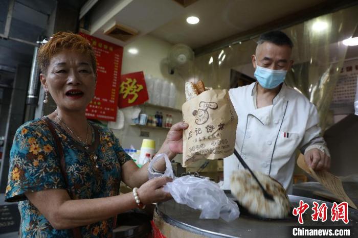 【十年@每一个奋斗的你】烧饼炉后的奋斗人生:“小人物”坚守26年谱写致富经