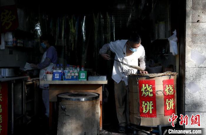 应晓伟夫妻俩正在忙碌当中 吴建勋 摄 摄 应晓伟夫妻俩正在忙碌当中 吴建勋 摄 摄