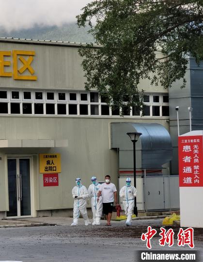 治愈者自行走出方舱医院。　王晓斌 摄