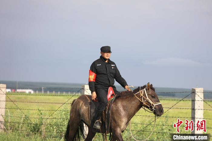 在中蒙边境守护30年的内蒙古牧民:只为父亲的一个叮嘱