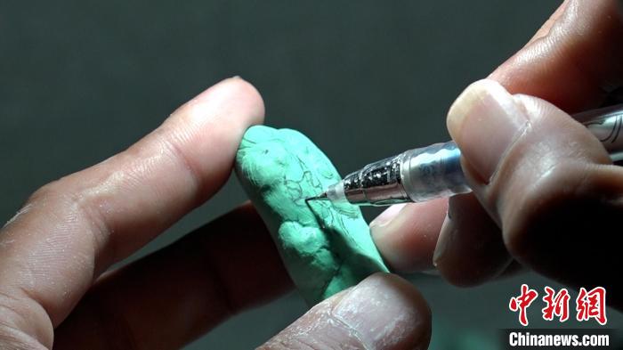 图为钱思宇在构图。 陈沿佑 摄 图为钱思宇在构图。 陈沿佑 摄