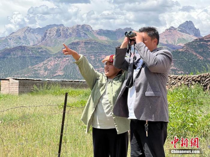 图为8月10日,义西塔生(右)和女儿一起观察野生动物。 <a target='_blank' href='/'>中新社</a>记者 李江宁 摄 图为8月10日,义西塔生(右)和女儿一起观察野生动物。 <a target='_blank' href='/'>中新社</a>记者 李江宁 摄