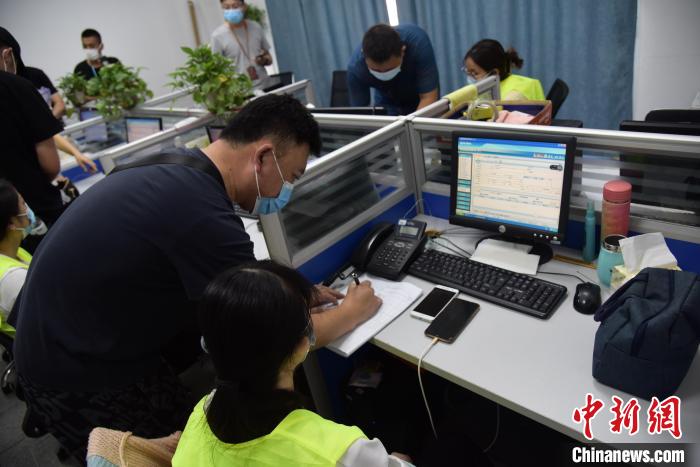 自“百日行动”以来，沪警方捣毁犯罪团伙9个，抓获犯罪嫌疑人220余人，追赃挽损5000余万元。　上海警方供图