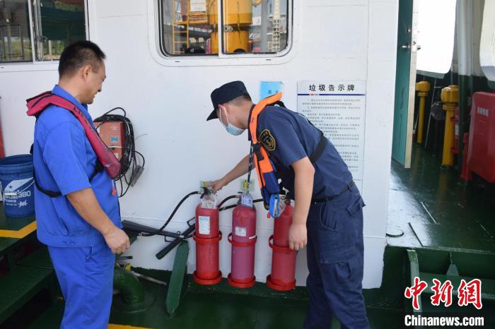 海事人员对船舶消防救生设施进行排查。　黄国舜 摄