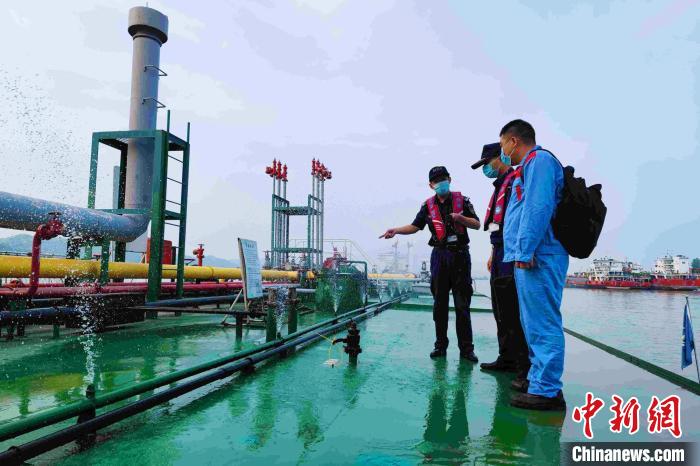 海事人员督促辖区危险品船舶、船员严格落实高温防范和各项安全措施。　周朋 摄