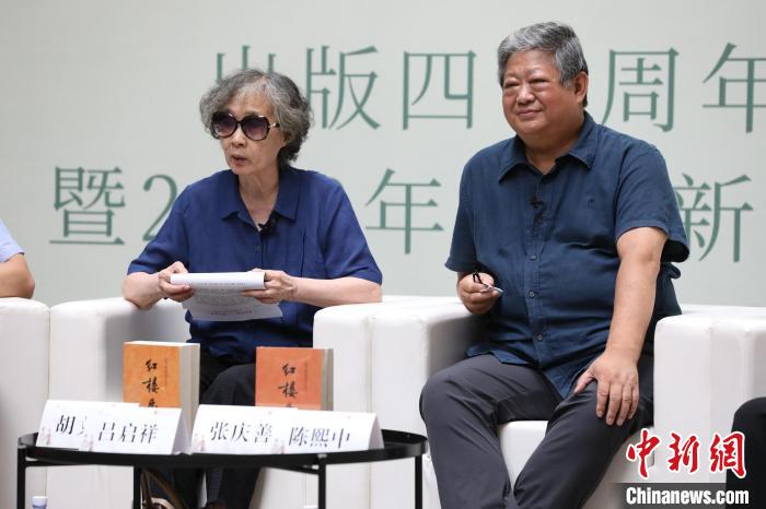 王启祥(左)和张庆善(右) 人民文学出版社供图