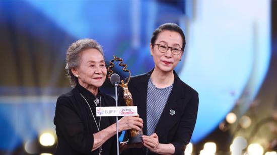 吴彦姝(左)获得本届“天坛奖”的“最佳女主角”奖。图为她与片中“女儿”奚美娟一同捧起奖杯。(北京国际电影节供图/《中国新闻》报发)