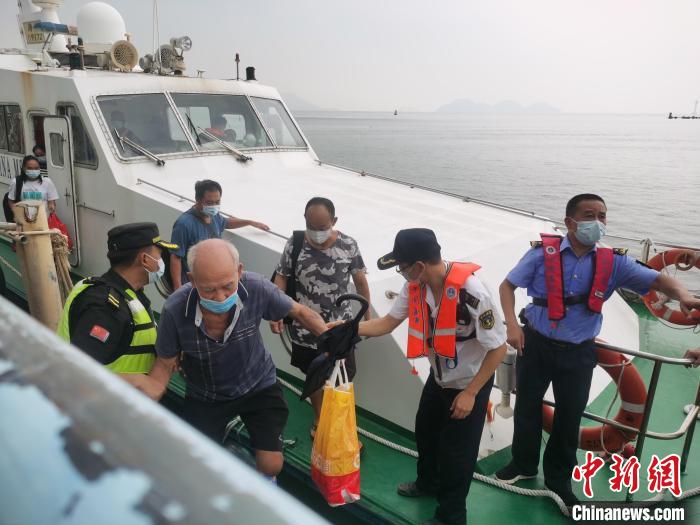 珠海海事局转移荷包岛岛民 珠海海事局供图
