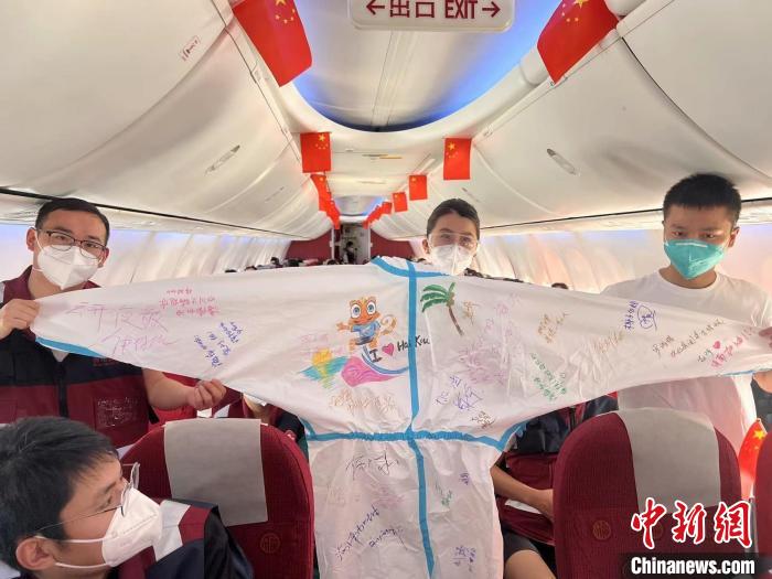 图为四川援琼医疗队27日自海口飞返成都。　黄增燕供图