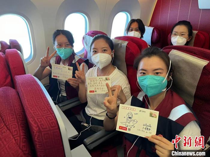 图为四川援琼医疗队27日自海口飞返成都。　黄增燕供图