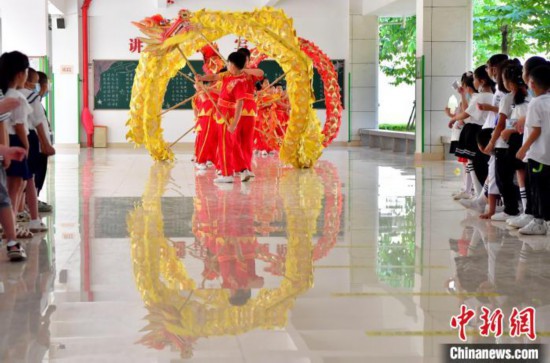 图为福州市高湖小学高年级学生为一年级新生表演福州高湖舞龙灯，受到新生们的欢迎。　张斌 摄