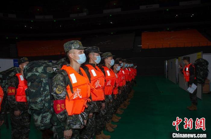 武警官兵深夜出发。　王常龙 摄